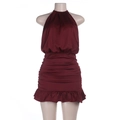 Elegantes burgunderrotes Satin-Neckholder-Minikleid mit Raffung und Rüschensaum-Detail - S / Burgunderrot