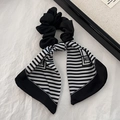 Elegante elastico per capelli con foulard a righe bianche e nere per acconciature chic - Sciarpa a righe con bordo nero / Nero