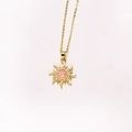 Elegante collar de estrella solar bañado en oro de 18K con una piedra rosa central - Estilo Estrella de Ocho Puntas de Sol / Rosa Chapado en Oro