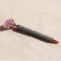 Dettaglio della punta in oro rosa e corpo con strass argentati e grande cristallo viola - Ametista / Inchiostro Nero