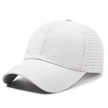 Atmungsaktive weiße schnelltrocknende Baseballkappe mit lasergeschnittenen Belüftungslöchern - Verstellbar / Weiß