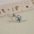Blumen-Knorpel-Ohrstecker mit weißen Opal-Blütenblättern und blauem Zirkon - Blaue Zirkonia Weiße Opal Blume