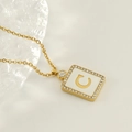 Vista macro del colgante cuadrado chapado en oro 18K con letra C e incrustación - Letra C / Dorado