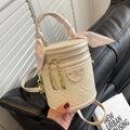 Cremeweiße Zylindertasche mit Logo-Prägung und am Griff gebundenem Seidenschal - Weiß