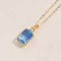 Elegante collar de cadena dorada con colgante rectangular azul y cristal brillante - Circonita Cuadrada
