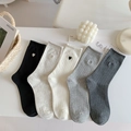 Lot de cinq paires de chaussettes en coton gris avec broderie cœur élégante - Taille unique / Couleurs Mixte