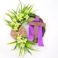 Dettaglio ghirlanda pasquale con croce, fiocco di iuta e nastro viola su rattan - 40CM/Stile Sciarpa Viola