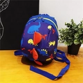 Mochila de dinosaurio azul oscuro para niños pequeños con picos 3D en mesa de madera - Azul oscuro