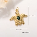 Detailweergave van een gouden schildpadhanger met groene edelsteen en zirkoon - Groene Edelsteen Ingelegde Gouden Schildpad