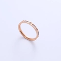 Elegante anillo de acero de titanio oro rosa con recortes geométricos y circonitas - US 5 / Oro rosa