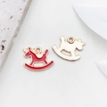 Goldener Schaukelpferd-Anhänger mit roter Emaille für DIY-Schmuck und Bastelarbeiten - Großes Schaukelpferd 14x16mm