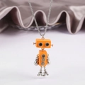 Dettaglio della collana robot meccanico con ingranaggi arancioni e gambe Torre Eiffel - Arancione
