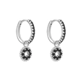 Détails de boucles d'oreilles argentées avec zircones noirs micro-pavés sur pendentifs ronds - Fleur Argent Noir