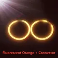 Bracelet bâton lumineux orange fluorescent avec connecteur sur fond noir pour fête - Orange