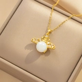 Collana ape dorata minimalista con perla e cristalli in una scatola per gioielli - Oro