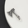 Spilla ascia vintage in argento con incisioni dettagliate e manico testurizzato su piatto - Argento
