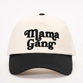 Dettaglio del ricamo Mama Gang sul cappellino bicolore beige e nero regolabile - Crema/Nero