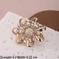 Détail d'une broche fleurie avec strass blancs et AB sur alliage doré - Style Pétale de Coeur (B63)