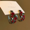 Pendientes de aro en C color gris plomo con cristales rojos y negros en tarjeta - Zirconia Roja Gunmetal