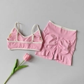 Yoga-Set in Pink und Weiß mit verstellbaren Trägern und Push-Up-Effekt-Shorts - S / Bubble Rosa