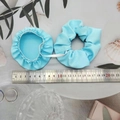 Dettaglio del set elastico copribicchiere blu con righello di misura su vassoio bianco - Set da 2 Pezzi (Scrunchie + Copribicchiere) / Azzurro