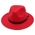 Détail d'un chapeau fedora en feutre rouge avec bande en cuir noir et boucle en métal - Taille Unique Enfant (54cm) / Rouge (Ceinture Marron)