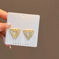Orecchini a triangolo multistrato dorati scintillanti su carta porta gioielli a mano - Orecchini a lobo triangolari multistrato dorati (E3516)