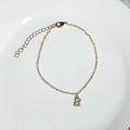 Pulsera minimalista bañada en oro de 18K con dije de la letra B incrustado de circonitas - Letra B
