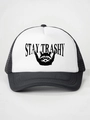 Detalle del estampado Stay Trashy de mapache en una gorra trucker de malla bicolor - Blanco y Negro