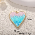 Makroaufnahme von 34mm Herzanhänger mit Goldrahmen für DIY-Schmuckherstellung - Tiffany-Blau Herz