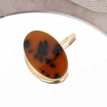 Detalle de anillo ovalado en resina de carey sobre base dorada con acabado de espejo - Estampado de leopardo