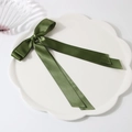 Barrette à cheveux élégante en satin vert foncé avec double nœud et longs rubans soyeux - Vert olive