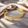 Elegante gouden open armband met gedetailleerde bladtextuur op gladde zijden stof - f32 Bladtextuur Stijl / Goud