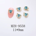 Détail de bijou d'ongle en forme de cœur bleu avec accents étoiles dorées - Base Dorée - Zircon Bleu Lac (9558)