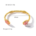Detail van de 18K vergulde manchet met roze ovale stenen en golvende textuur - Roze (HF-B5227-PK)