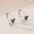 Dettaglio orecchini a cerchio in acciaio inossidabile placcato oro 18K con vetro nero a triangolo - Acciaio Nero (KE114059-GC)
