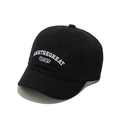 Gros plan de la broderie ARETHEGREAT blanche sur la casquette en coton noir - M (56-58cm) / Noir