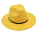 Κοντινό πλάνο κίτρινου μάλλινου καπέλου fedora με μαύρη κορδέλα και χρυσή αγκράφα - Ένα μέγεθος / Κίτρινο