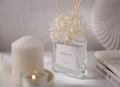 Dettaglio del diffusore di aromi in vetro quadrato con fiori eterni in ambiente caldo - Solo Ricarica da 100ml / Hotel di Lusso