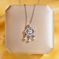 Collier cadenas saphir argenté avec pendentifs zircons sur une boîte à bijoux élégante - Verrou de Paix Argent