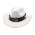 Détail d'un chapeau de cowboy en feutre blanc avec broderie florale et boucle argentée - Blanc (Broderie Vert/Argent)