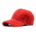 Primer plano detallado de gorra de béisbol de pana roja mostrando textura de tela - Ajustable / Rojo