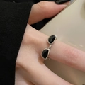 Dettaglio anello Y2K a forma di occhiali da sole con montatura argento e smalto nero - Stile Occhiali da Sole / Aperto Regolabile / Argento-Nero