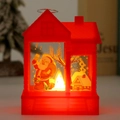 Detail einer roten Weihnachtslaterne mit Weihnachtsmann und warmem LED-Licht - Weihnachtsmann / Rot
