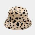 Primer plano detallado del gorro de pescador de felpa suave con estampado de leopardo - M (56-58cm) / Beige (Manchado Negro)