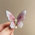 Détail de la pince papillon aux ailes violettes avec strass et une perle blanche - Rose
