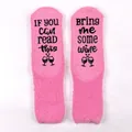 Rosa Korallenfleece-Schlafsocken mit rutschfestem 'Bring Me Wine' Text an der Sohle - Einheitsgröße / Rosa + Schwarzer Kleber