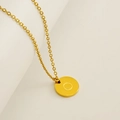 Collier en acier au titane doré avec un pendentif lettre rond minimaliste pour femme - Lettre O (Chaîne Incluse)