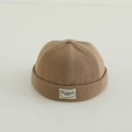 Detalle del gorro docker de punto acanalado caqui con textura y etiqueta de tela - Caqui