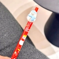 Vista macro di una penna di Natale con pupazzo di neve 3D e testo Merry Christmas inciso - Pupazzo di Neve